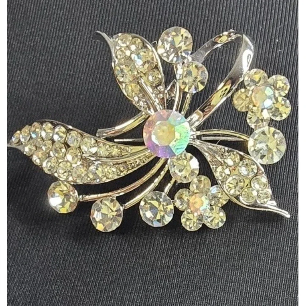 ZYN Silver Tone Rhinestone Floral‎ Brooch Pin Sparkling Crystal Flower